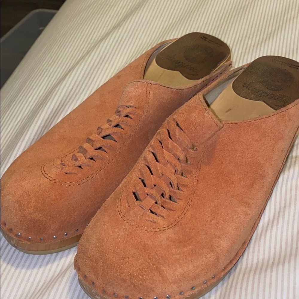 Wooden suede clogs